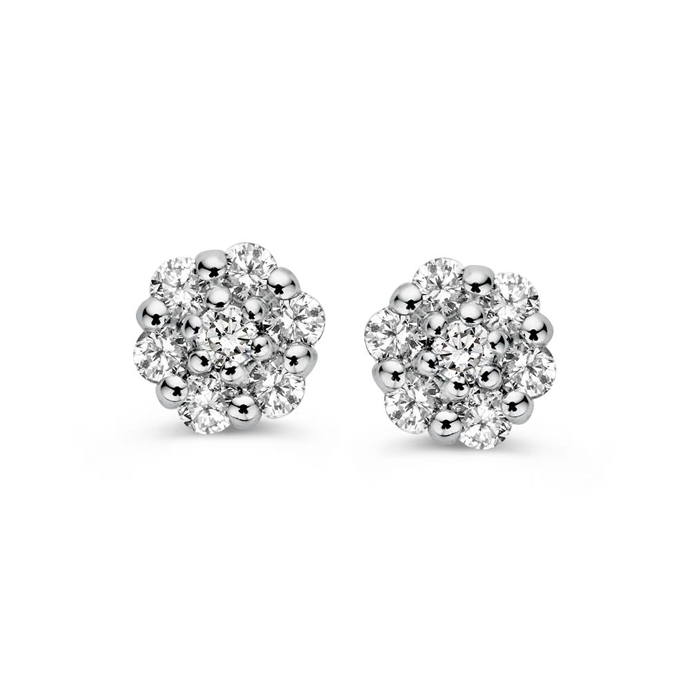 Witgouden oorstekers met diamanten in entourage zetting, 14 karaat, met een totale gewicht van 0.16 ct.