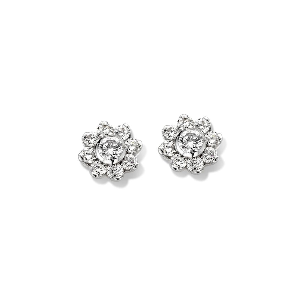 Witgouden oorstekers met een centrale briljant van 0,26 ct, omringd door een entourage van kleinere diamanten.