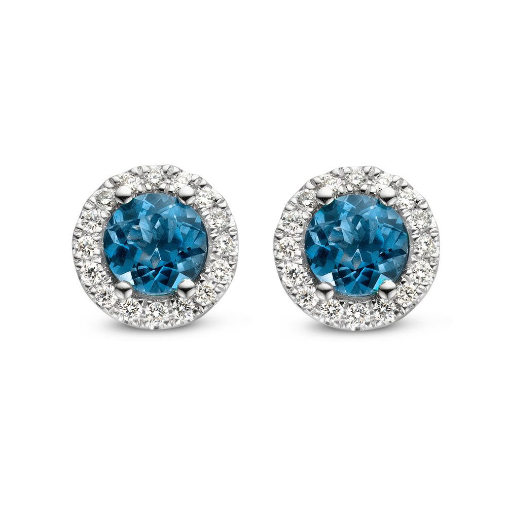 Witgouden oorstekers met een ronde blauwe topaas omringd door kleine diamanten.