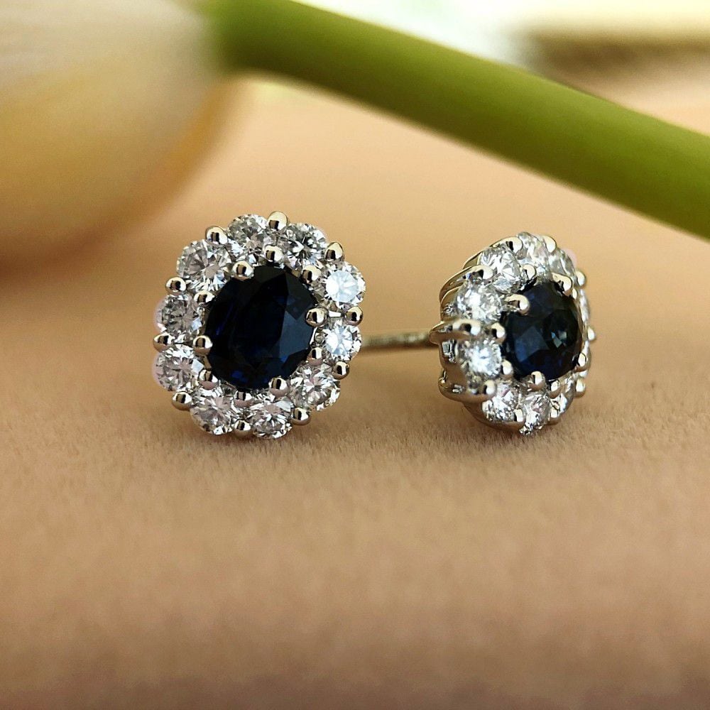 Saffier en Diamant Oorstekers in 14K Wit Goud – Luxe Entourage