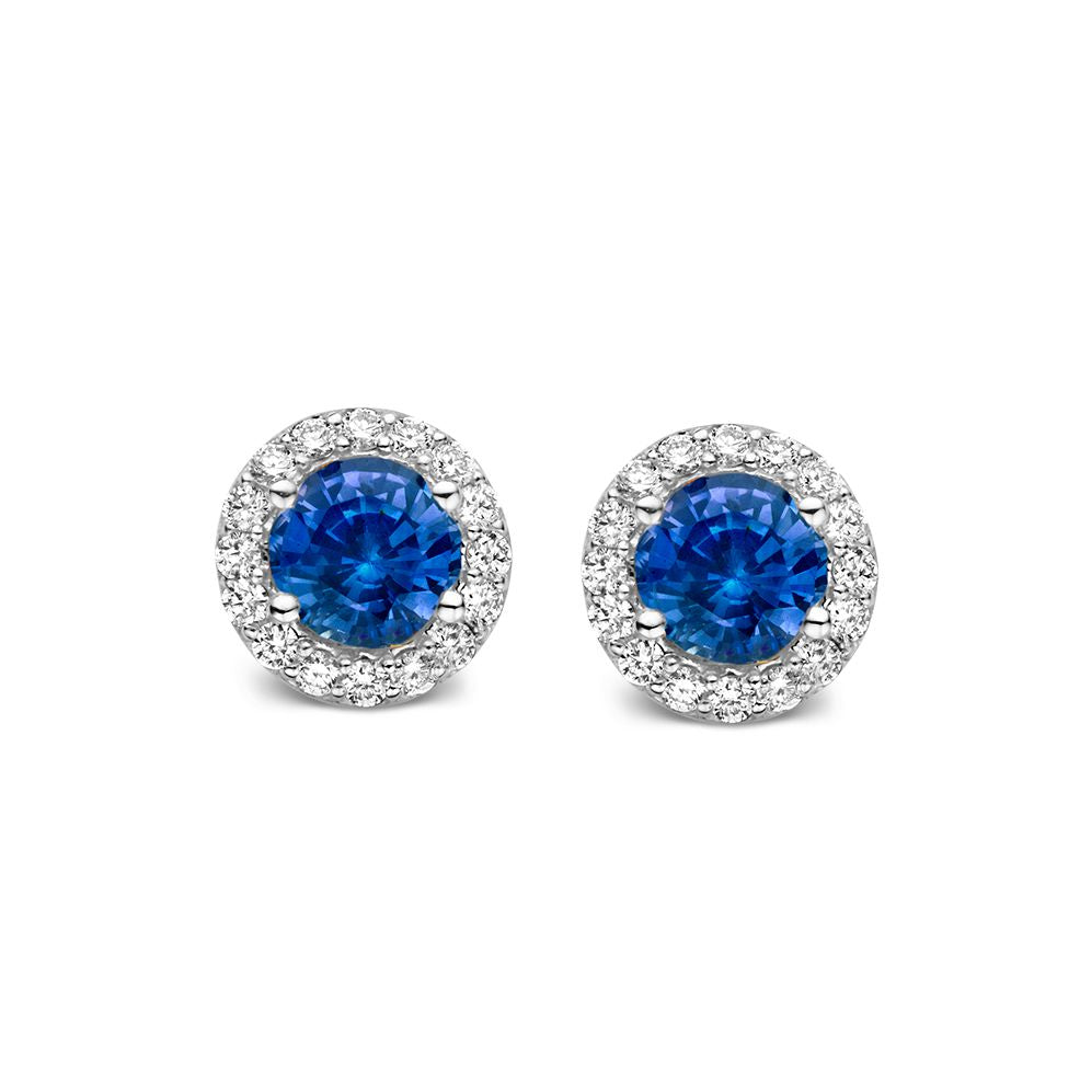 Witgouden oorbellen met ronde blauwe saffier omringd door kleine diamanten.