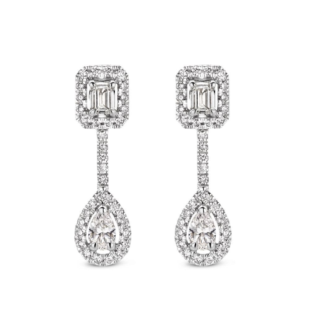 Witgouden oorhangers met baguette, emerald en peergeslepen diamanten, versierd met kleine diamanten rondom.