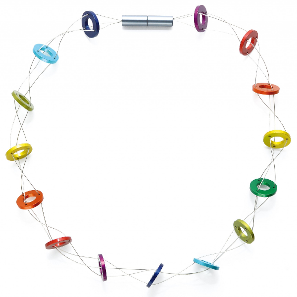 Gekleurde ketting met ronde schijven in diverse kleuren, bevestigd aan een zilverkleurige draad.