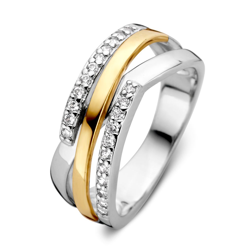 De Excellent Jewelry gerhodineerde zilveren damesring combineert twee met zirkonia bezette banden met een gepolijste 14 karaat geelgouden band in het midden.