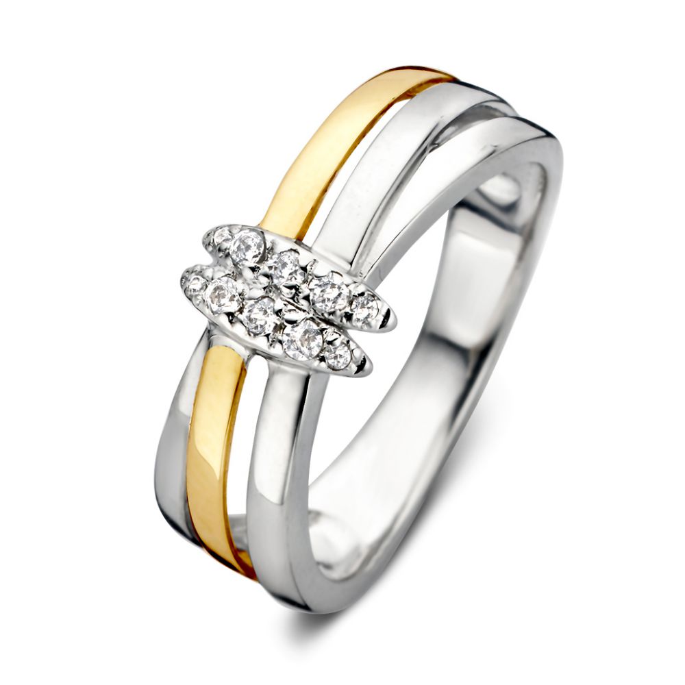 De Excellent Jewelry Gerhodineerde Zilveren Damesring met 14 Karaat Geel Goud en Zirkonia heeft een tweekleurig ontwerp en een diagonale rij schitterende witte zirkonia, gepresenteerd op een witte achtergrond.