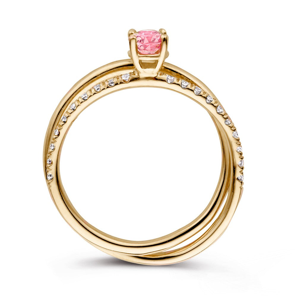 De 18kt geelgouden ring van Excellent Jewelry heeft verweven banden, is bezet met diamanten en een centrale roze saffier. Een luxe sieraad van Van der Kooij.