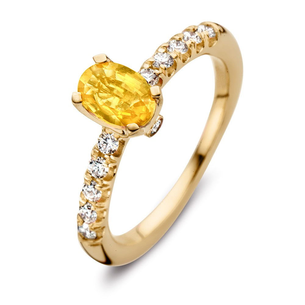 Luxe 18kt geelgouden ring met een ovale gele saffier en briljanten aan de zijkanten.