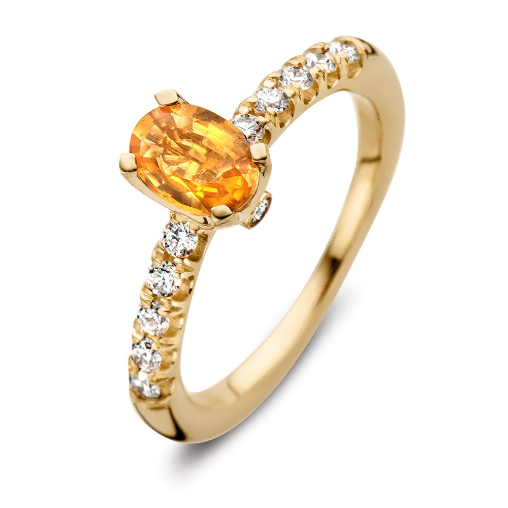 Luxe 18K geelgouden ring met een ovale oranje saffier en zeven briljanten aan de zijkanten.