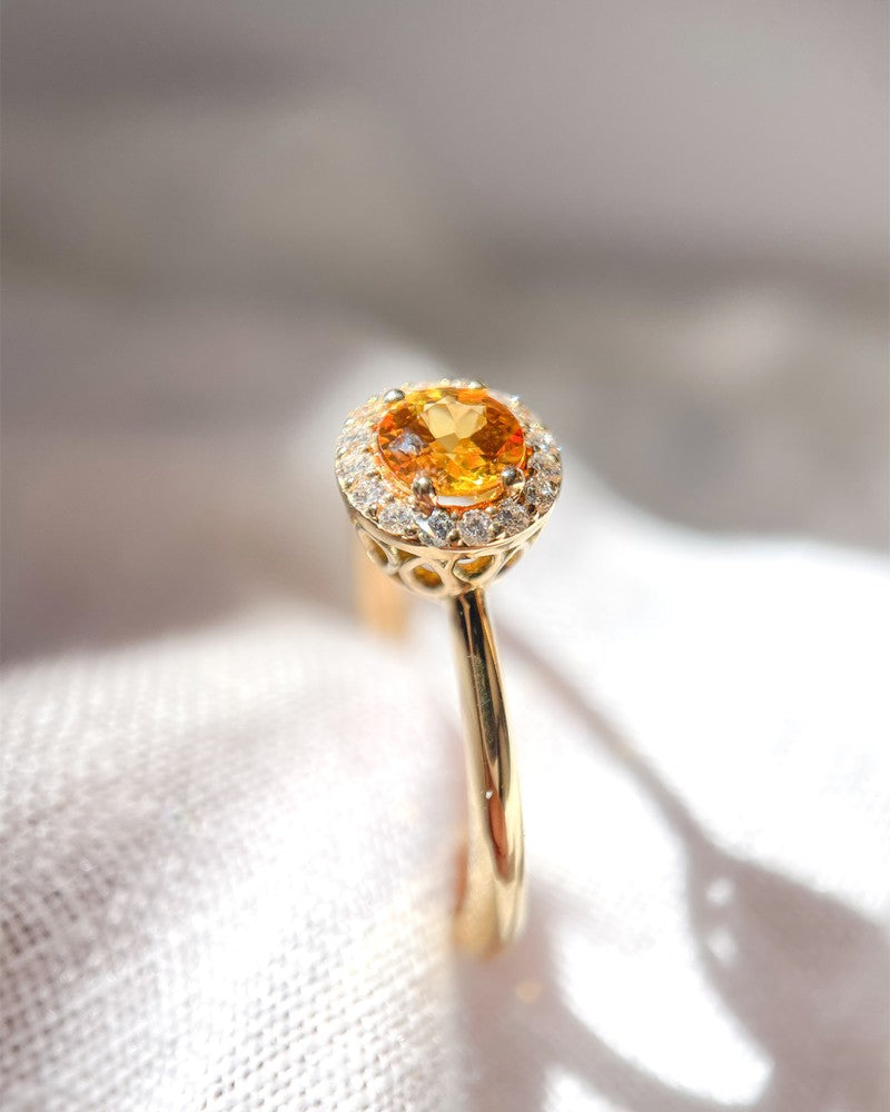 Luxe 18kt Geelgouden Entourage Ring met Oranje Saffier en 0.11ct Diamanten