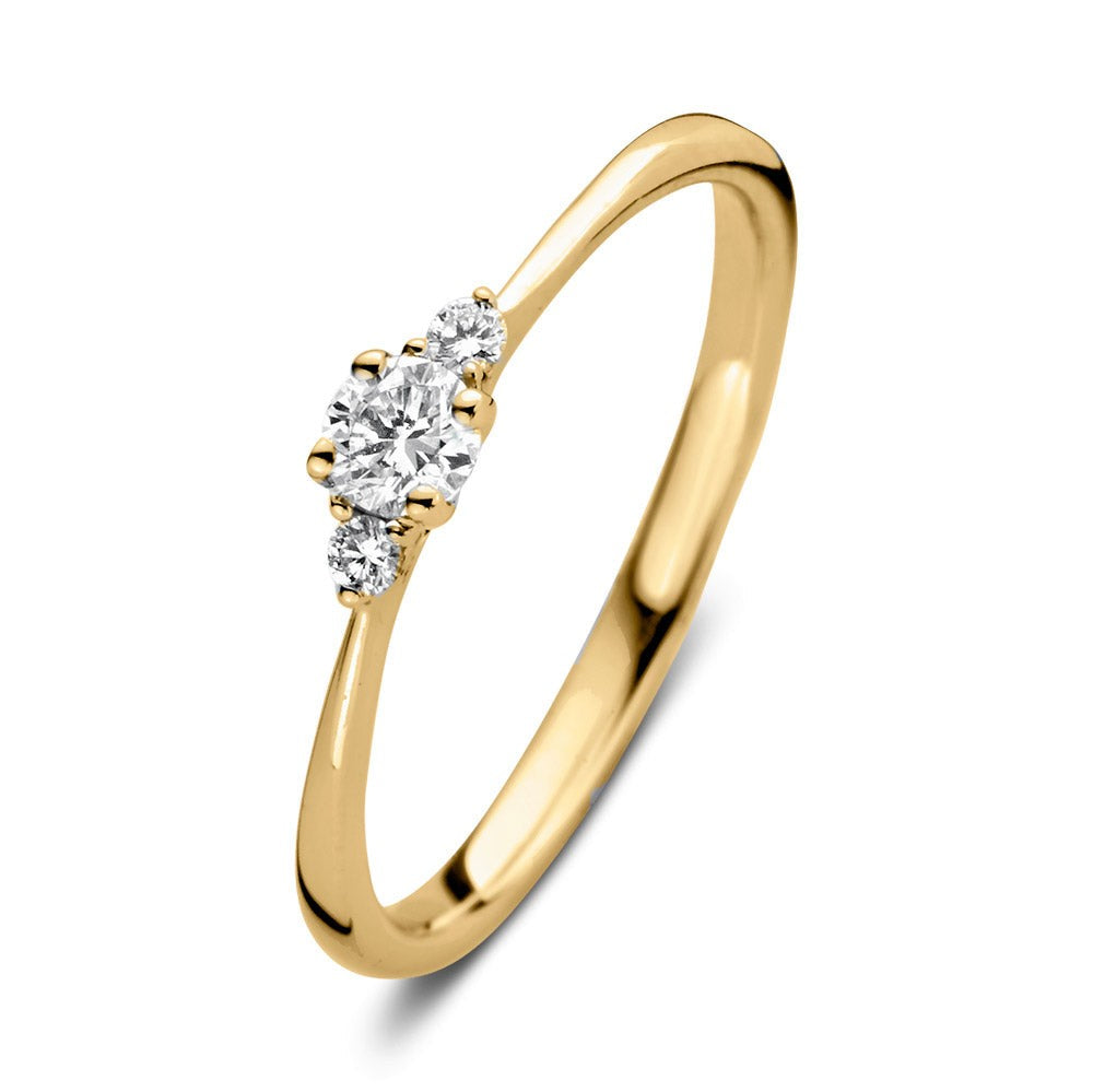 Geelgouden ring met drie heldere diamanten, waarvan de middelste groter is.