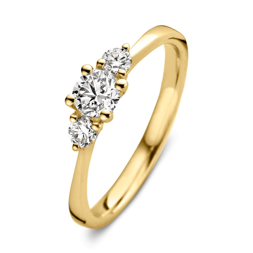 Geelgouden ring met drie briljant geslepen diamanten, waarvan de middelste groter is.