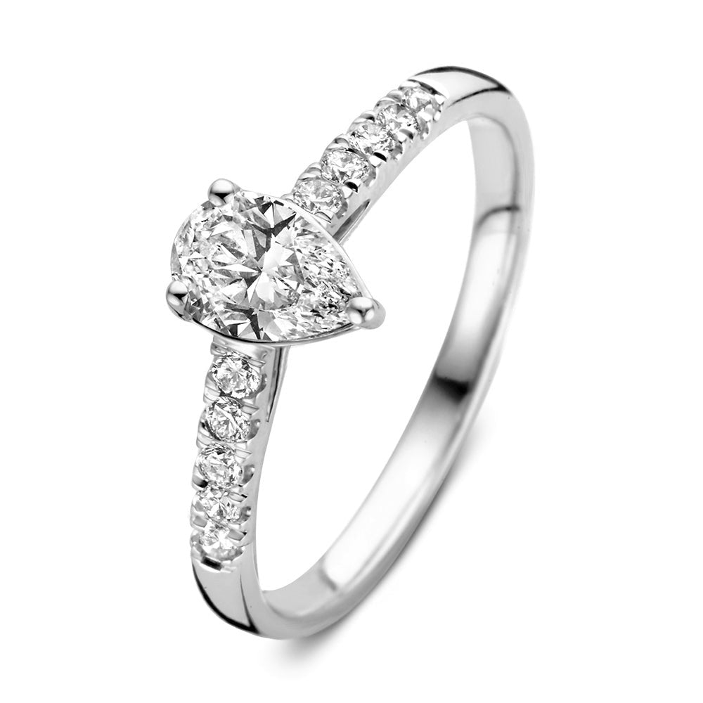 Witgouden ring met een peervormige diamant in het midden en kleinere diamanten aan de zijkanten.
