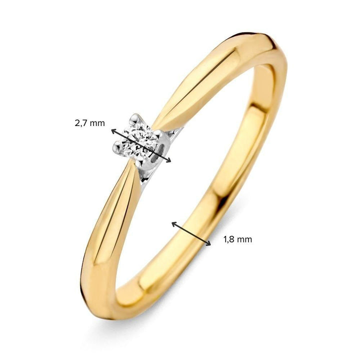 De Excellent Jewelry Klassieke 14kt Gouden Solitair Ring met 0,06ct Diamant is een damesring met een kleine ronde diamant in een zetting van griffen, 2,7 mm breed bij de diamant en 1,8 mm langs de band.