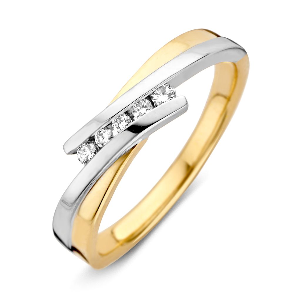 De 14-Karaats Bicolor Gouden Slagring met Briljant Geslepen Diamanten van Excellent Jewelry heeft een modern ontwerp met een diagonale witgouden band, bezet met vijf diamanten voor een elegante, tijdloze crossover uitstraling.