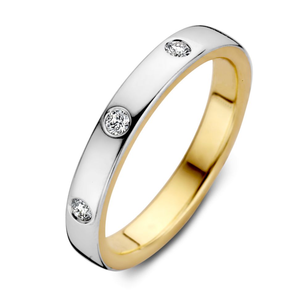 Bicolor ring van goud en zilver met drie briljanten van 0.10 crt. in een strakke, moderne vorm.