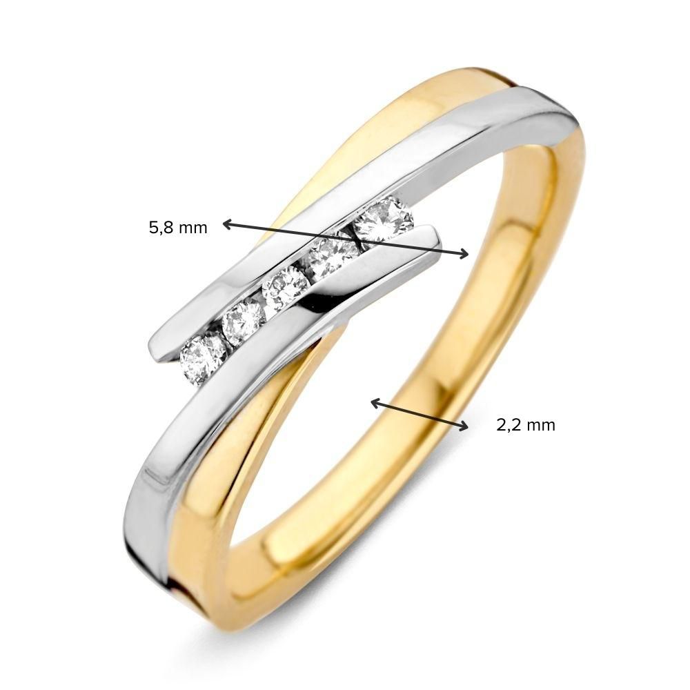 De 14-karaats bicolor gouden slagring van Excellent Jewelry heeft een zilveren diagonale band en vijf briljant geslepen diamanten. De ring is 5,8 mm breed bij de diamanten en 2,2 mm bij de band.