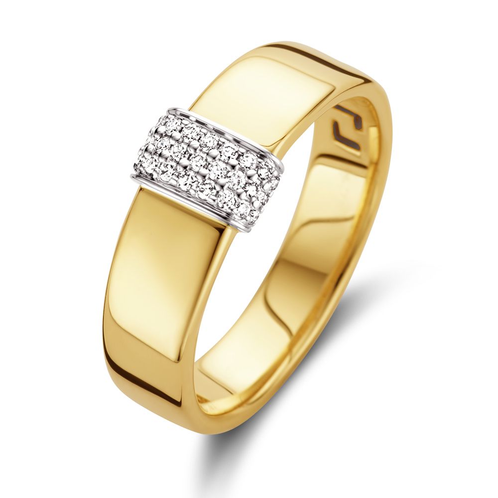 Geelgouden ring met een breed, glanzend oppervlak en een diamanten tussenstuk.