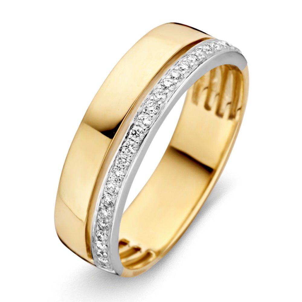 Geel- en witgouden damesring met een brede band en een rij van 0.15 ct briljant diamanten aan de bovenkant.