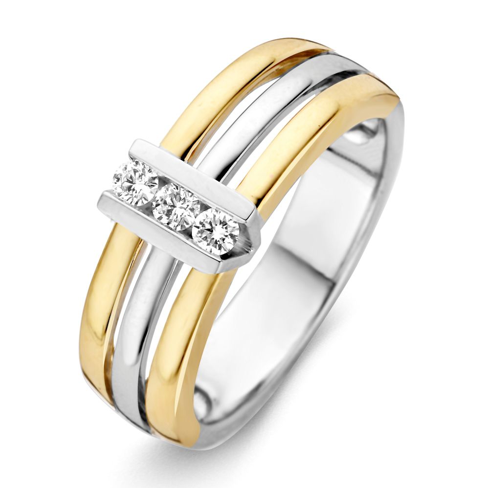 Brede bicolor gouden ring met drie briljanten in V-zetting, met een glanzende afwerking in wit en geel goud.