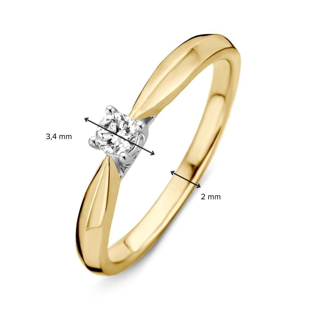 De 14K geel- en witgouden damesring van Excellent Jewelry heeft een 0,15 ct briljant diamant (3,4 mm) in witgouden zetting. De band is 2 mm breed; zwarte pijlen tonen de maten aan.