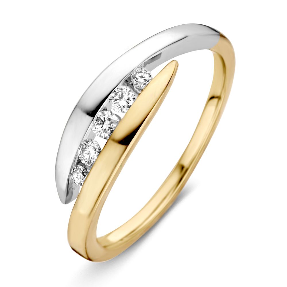 De 14K bicolor geel- en witgouden damesring van Excellent Jewelry heeft een modern ontwerp met vijf briljant geslepen diamanten (0,16 ct) in een rij gezet op de gebogen band.