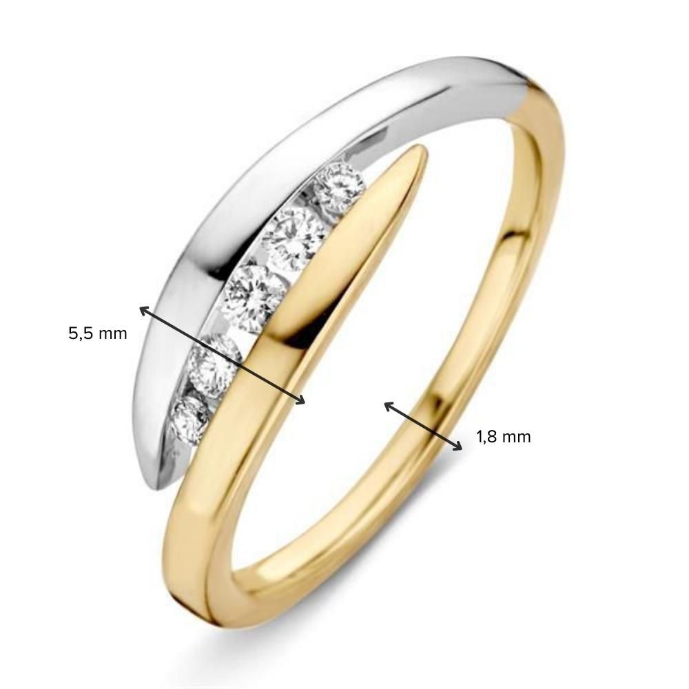 De 14K Bicolor Geel- en Witgouden Damesring van Excellent Jewelry heeft een uniek overlappend ontwerp, bezet met 0,16 ct briljant diamant. De ring is 5,5 mm breed bovenaan en 1,8 mm onderaan.
