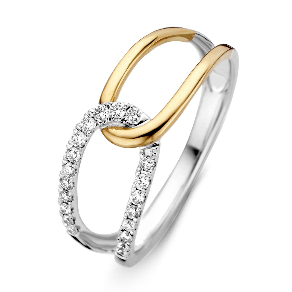 De 14K Bicolor Geel- en Witgouden Damesring met 0,18 ct Briljant Diamant van Excellent Jewelry heeft een stijlvol in elkaar grijpend ontwerp met een gouden en een zilveren lus bezet met diamanten op een gepolijste zilveren band.