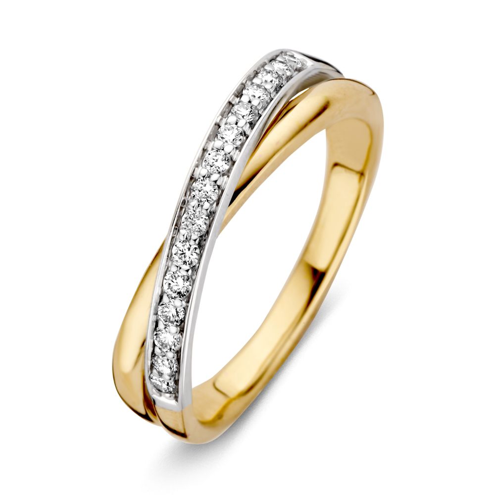 De Excellent Jewelry Bicolor Wit- en Geelgouden Crossover Ring met Diamant 0.20 crt. heeft een gedraaid ontwerp, waarbij briljante diamanten schitteren langs de witgouden baan.