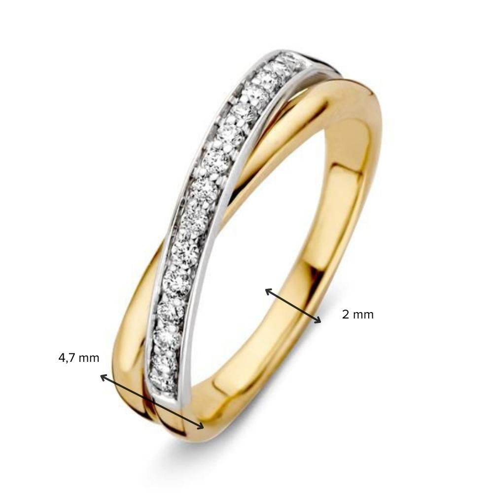 De Excellent Jewelry Bicolor Wit- en Geelgouden Crossover Ring met Diamant 0.20 crt. heeft een gebogen ontwerp met een rij briljante diamanten in een zilveren streep; de band is 4.7 mm breed aan de bovenkant en loopt taps toe naar 2 mm aan de onderkant.