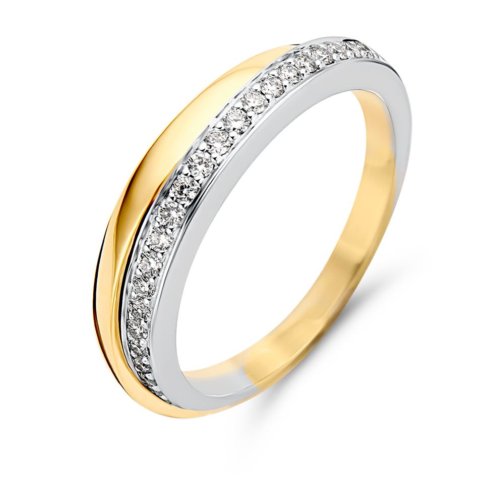 Bicolor ring van wit- en geelgoud met een rij diamanten in een witgouden baan, totaal 0.25 carat.