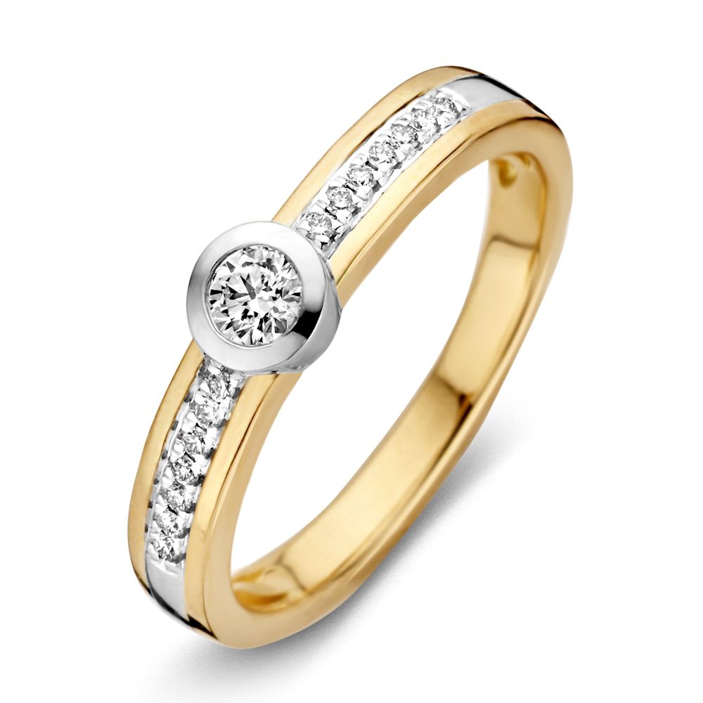 Bicolor ring van goud met een witte diamant in het midden en een rij kleine diamanten aan de zijkanten.