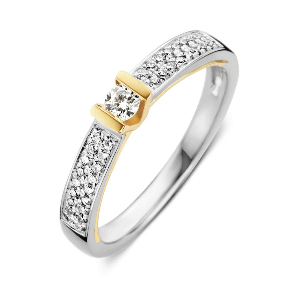 Bicolor diamanten ring met een centrale briljant geslepen diamant en pavézetting van kleine diamanten in witgouden band.