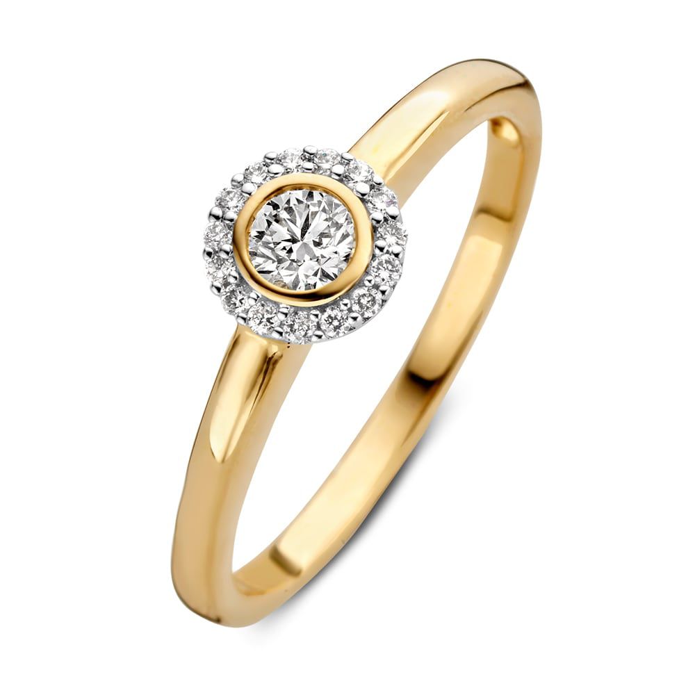 Geelgouden ring met een centrale diamant omringd door kleinere diamanten in een entourage-setting.