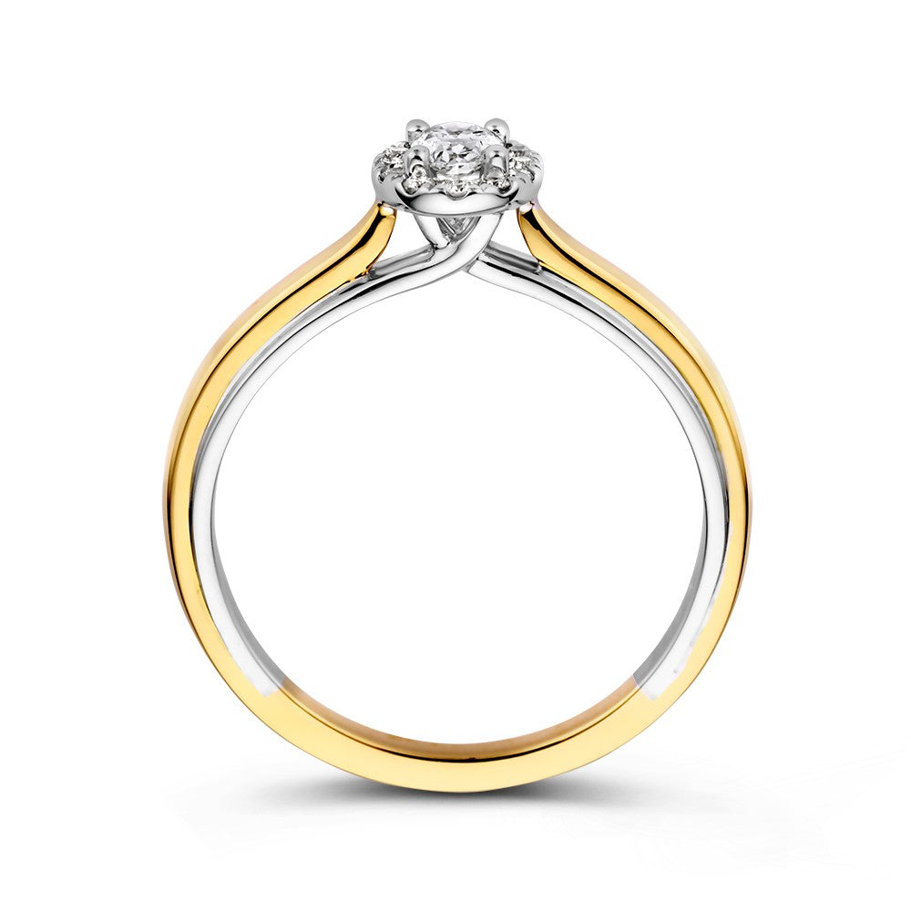 De Excellent Jewelry 14k bicolor gouden ring bestaat uit geel- en witgoud in een delicaat gekruist ontwerp met een ovale diamant in een entourage zetting.