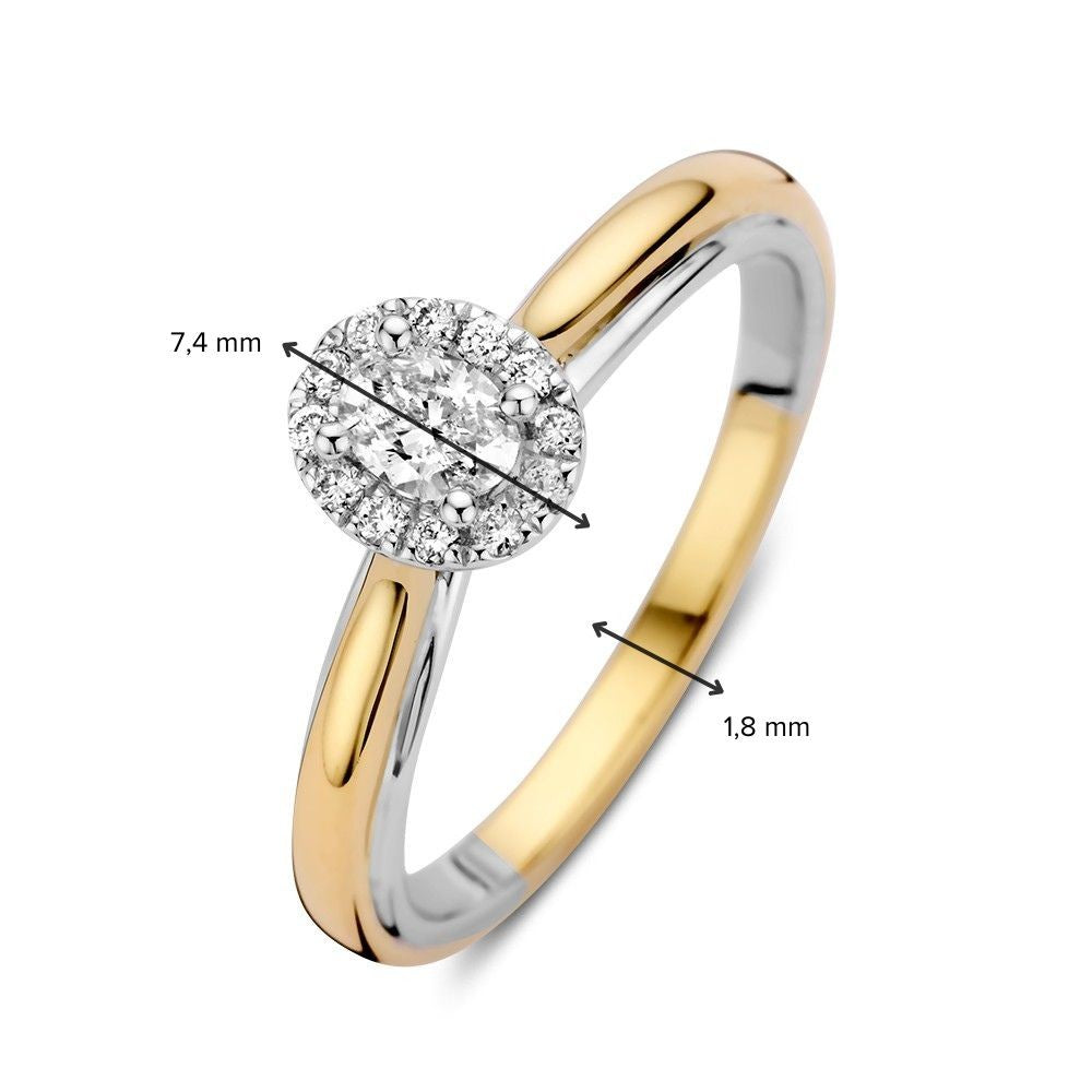 De Excellent Jewelry 14k bicolor gouden ring heeft een ovaal diamanten hart in een entourage zetting; de top meet 7,4 mm in diameter en de band is 1,8 mm breed, met afmetingen aangegeven door zwarte pijlen en labels.
