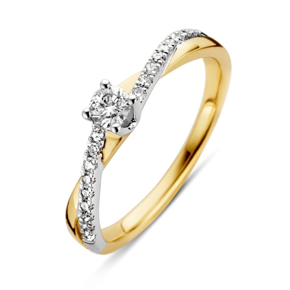 Bicolor ring van geel- en witgoud met een briljant diamant in het midden en kleine steentjes aan de zijkanten.