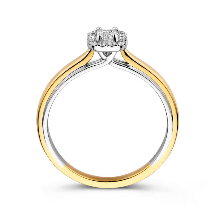 De Excellent Jewelry 14k Bicolor Gold Ring is voorzien van een smaragd geslepen diamant in een entourage zetting, die het elegante bandontwerp benadrukt.