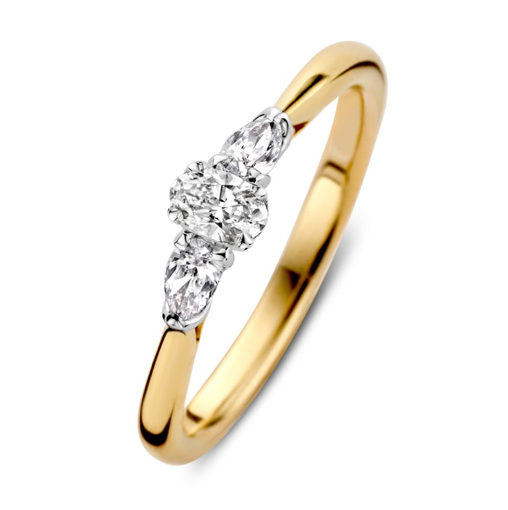 Bicolor gouden ring met een ovaal geslepen diamant in het midden en twee peervormige diamanten aan de zijkanten.