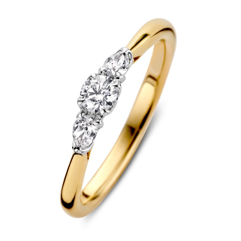 Gouden ring met drie briljanten en peergeslepen diamanten, in een verfijnde setting.