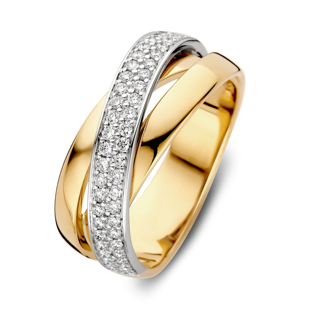 De Luxury Crossover Ring van Excellent Jewelry heeft 0,37ct briljante diamanten gezet in witgoud, die elegant over een gepolijste geelgouden band kruisen voor een geraffineerd, verstrengeld ontwerp.
