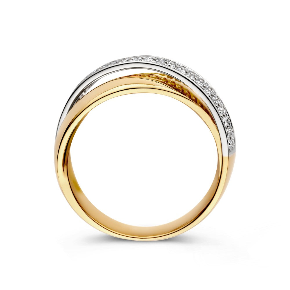 De Luxe Crossover Ring met 0,37ct Briljant Diamant van Excellent Jewelry heeft drie in elkaar grijpende banden - platgoud, witgoud en met diamant ingelegd - voor een elegant en verfijnd statement.
