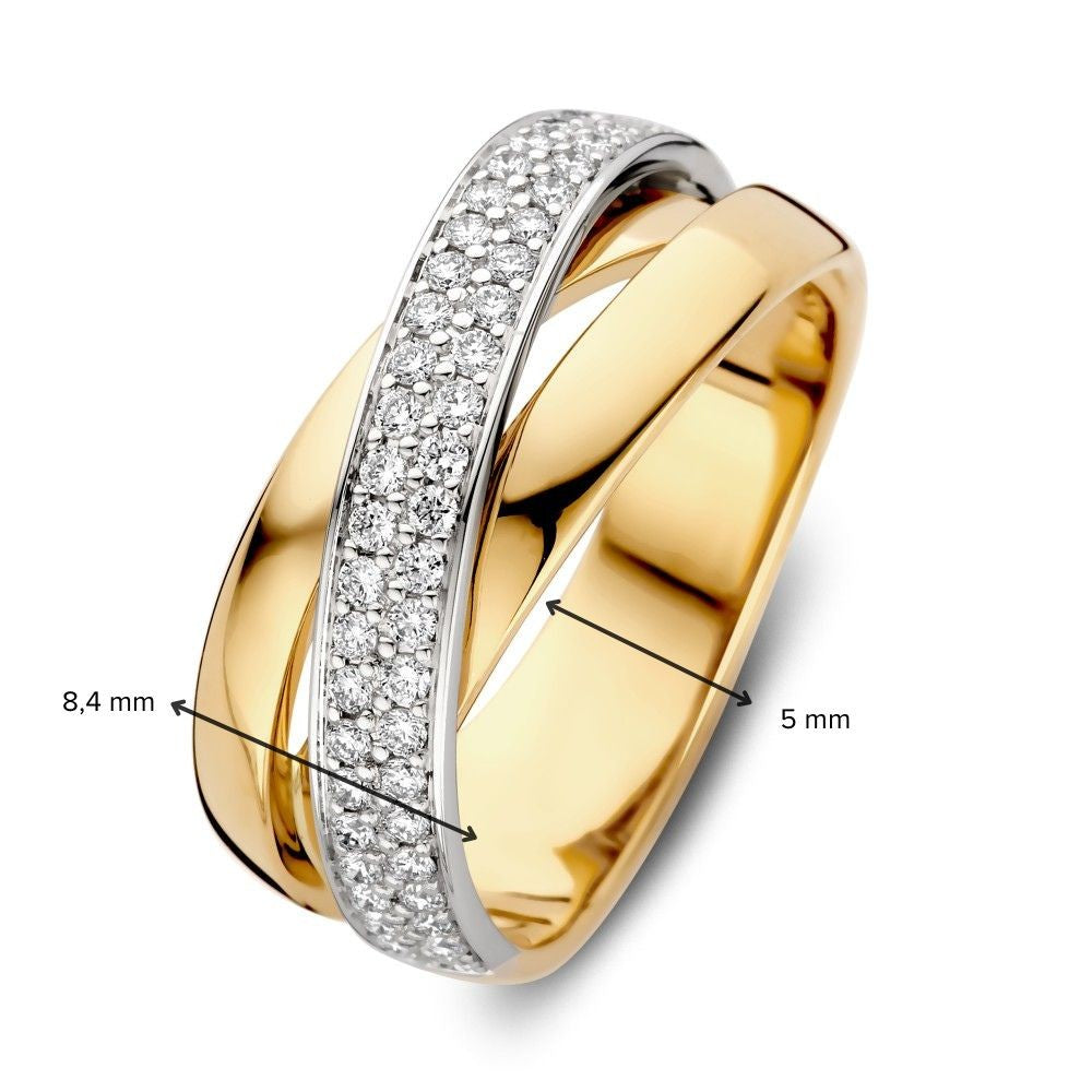 De Excellent Jewelry Luxury Crossover Ring heeft 14k gouden banden die in elkaar verstrengeld zijn - één effen, één witgouden met 0,37ct briljantdiamanten. Deze statement ring is 8,4 mm en 5 mm breed op verschillende punten.