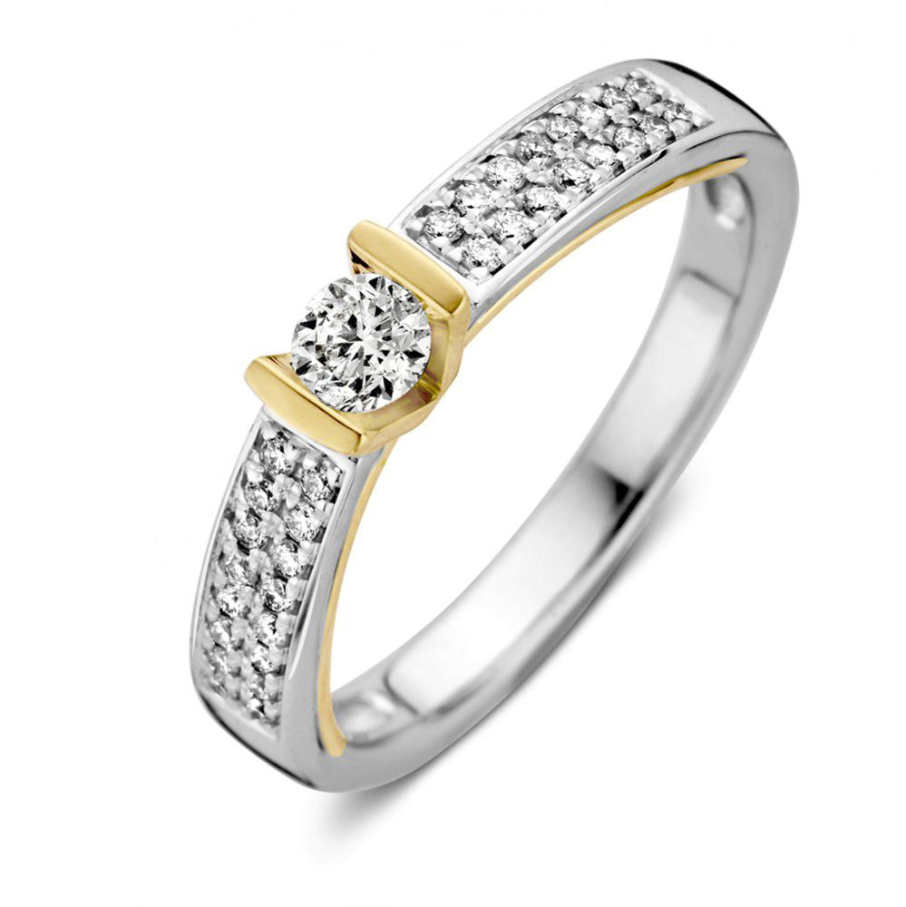 Witte gouden ring met een centrale diamant en een bicolor afwerking in geel goud, bezet met kleine diamanten.