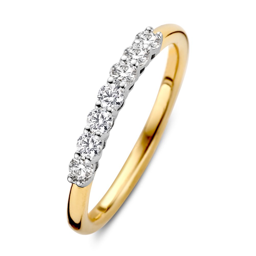 Bicolor gouden ring van 14 karaat met een rij van zeven diamanten in witgouden zetting.
