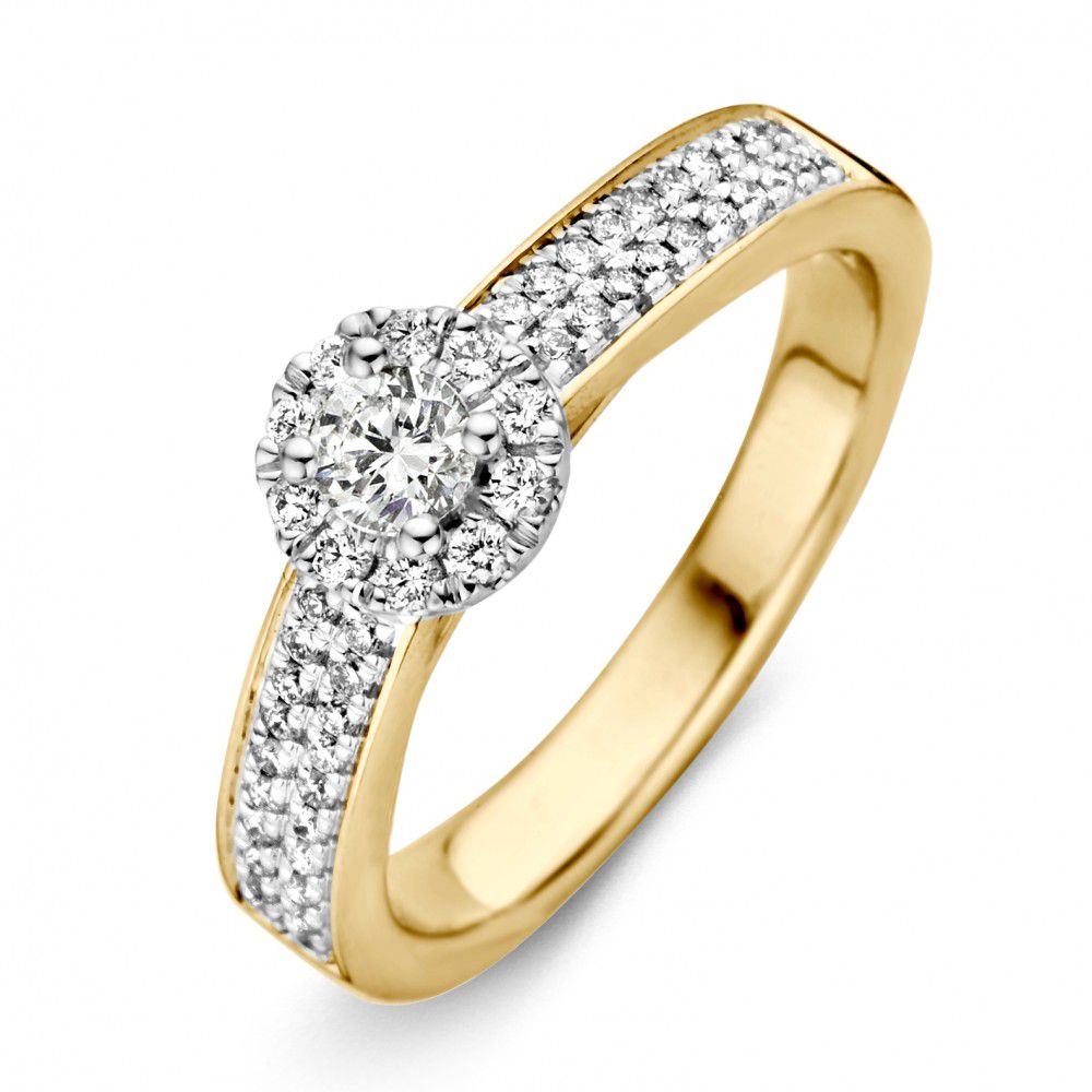 Bicolor damesring van geel- en witgoud met een ronde diamant in het midden en kleinere diamanten aan de zijkanten.