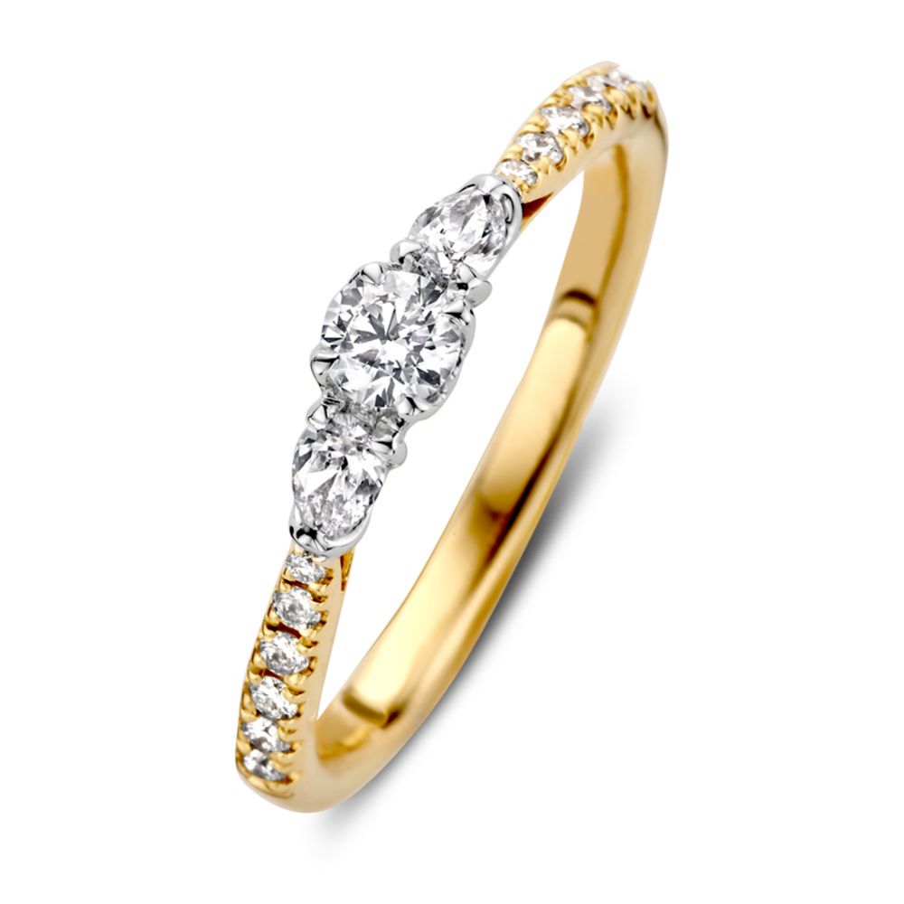Driesteensring van bicolor geel- en witgoud met drie diamanten in het midden en kleinere diamanten aan de zijkanten.
