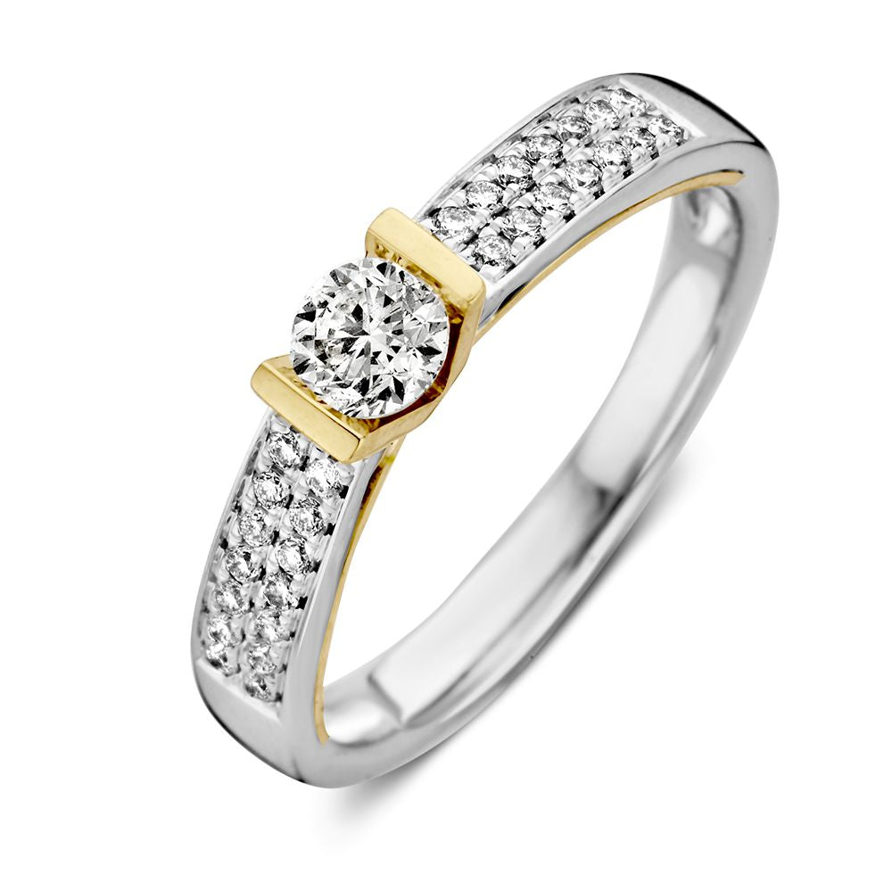 Bicolor damesring van wit- en geelgoud met een centrale briljant van 0,30 crt en een pavé van kleinere diamanten.