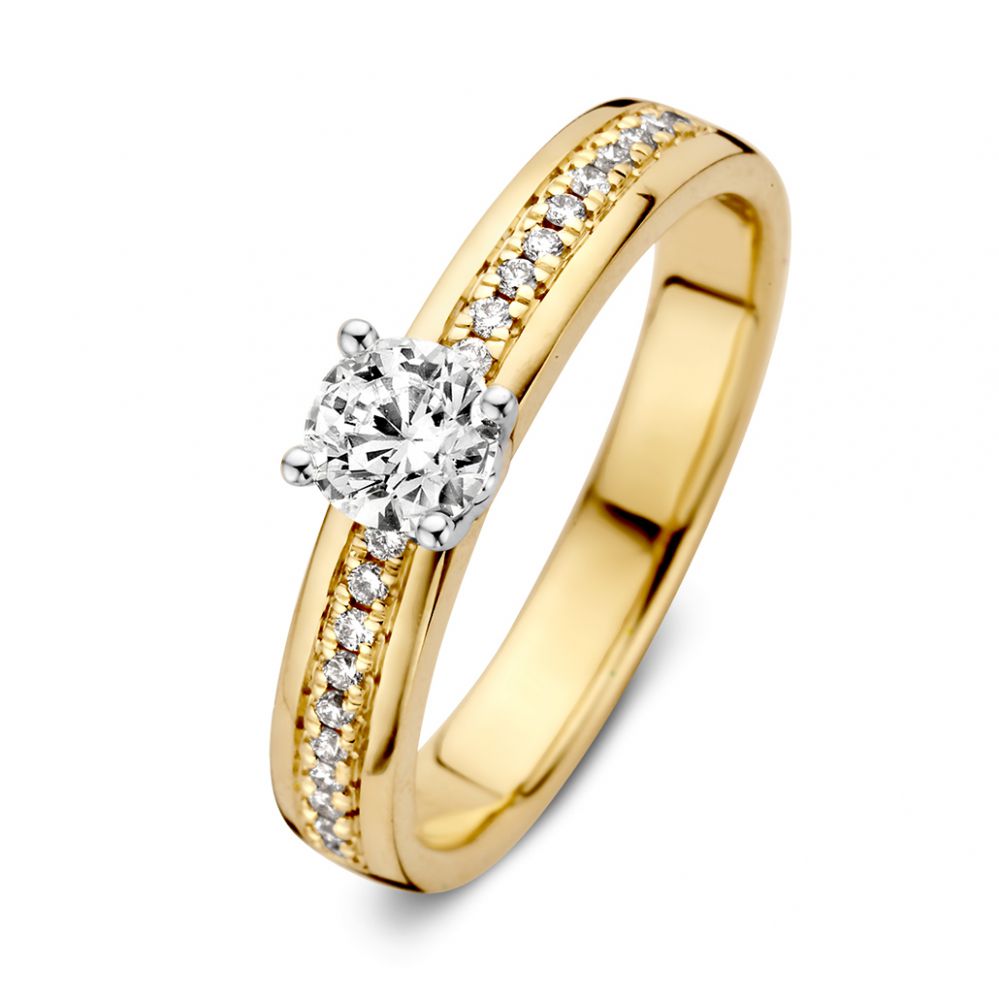 Damesring van geelgoud met een centrale briljant diamant van 0.40ct en kleine diamanten aan de zijkanten.
