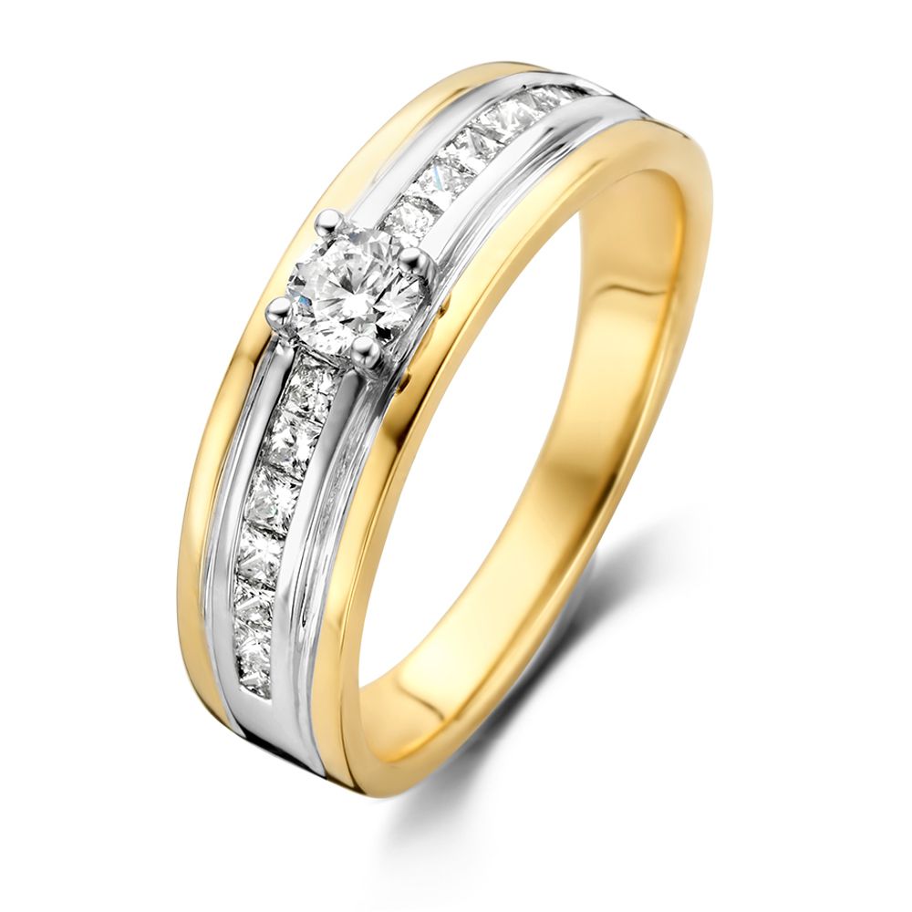 De Elegante damesring van Excellent Jewelry heeft een geelgouden band met briljante diamanten van 0.54ct, omringd door rijen kleine vierkante diamanten in een zilverkleurige zetting.