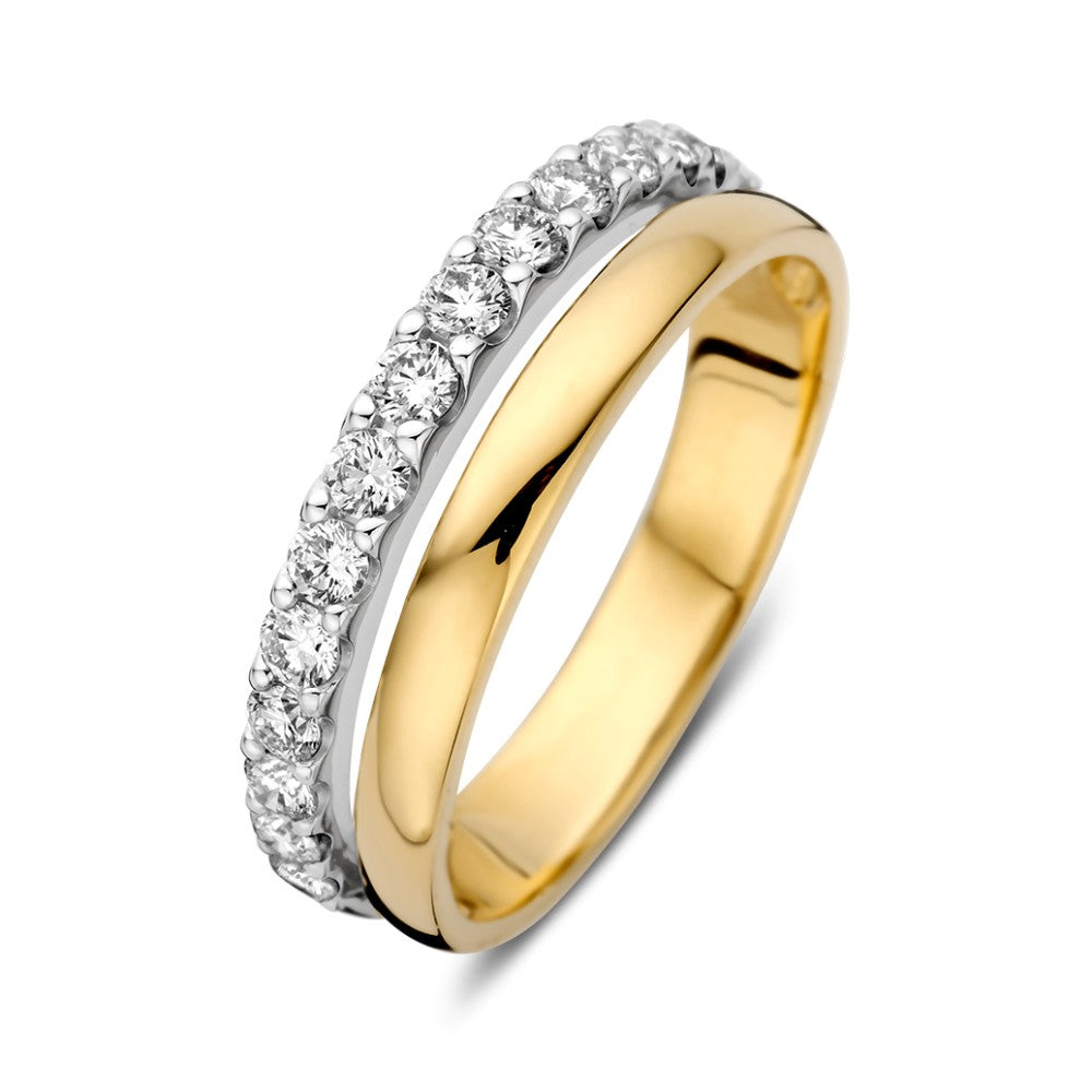 Bicolor ring van goud met een rij briljanten van 0.58 crt aan de bovenkant.